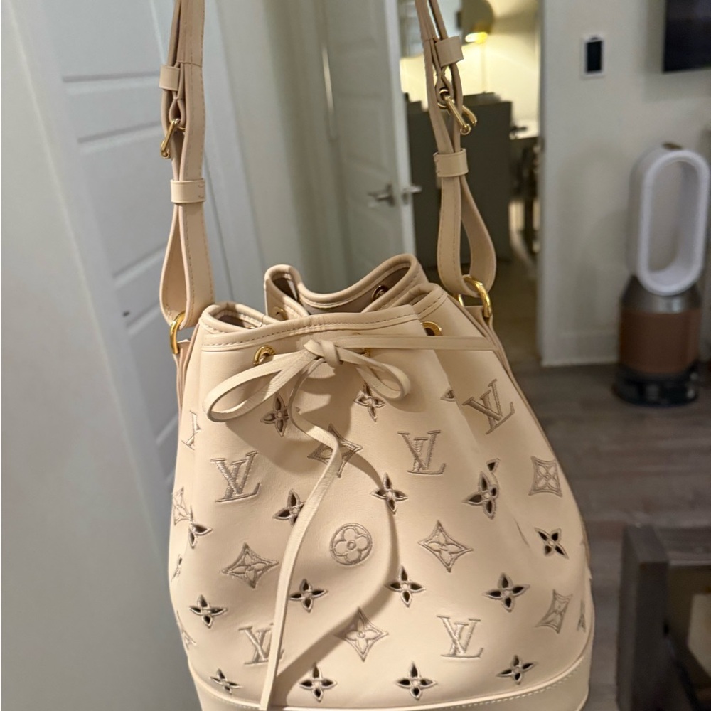 Louis Vuitton Beige Monogram Shoulder Bag - Picture 6 of 6